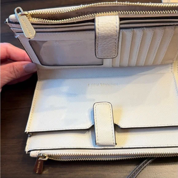 Michael Kors Cream wallet - Picture 4 of 6